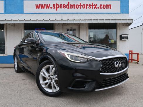 Used 2017 INFINITI QX30 image 2