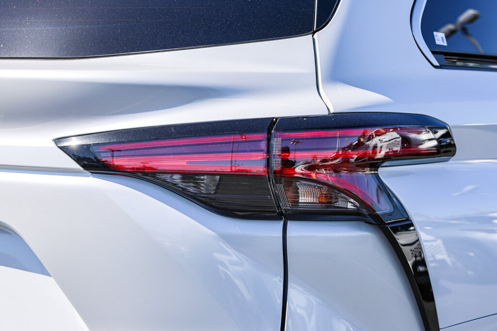 Certified 2024 Toyota Sienna Platinum FWD image 27