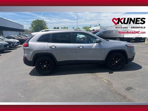 Used 2018 Jeep Cherokee Latitude w/ Safety Group AWD/4WD image 3