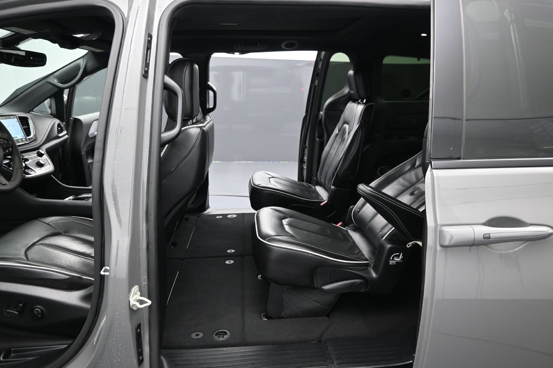 Used 2025 Chrysler Pacifica Limited FWD image 11