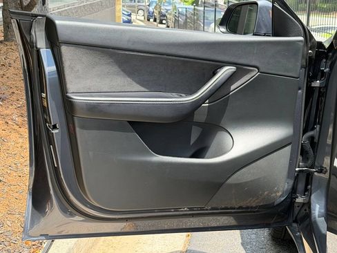 Used 2022 Tesla Model Y Long Range AWD/4WD image 25