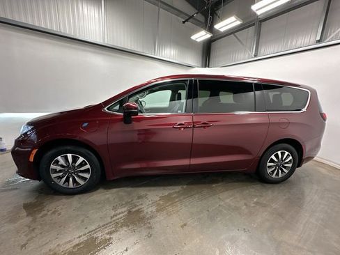 Used 2023 Chrysler Pacifica Touring-L image 2