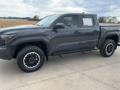 Used 2024 Toyota Tacoma TRD Off-Road AWD/4WD image 5