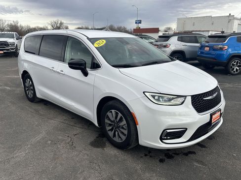 Used 2024 Chrysler Pacifica Select image 16