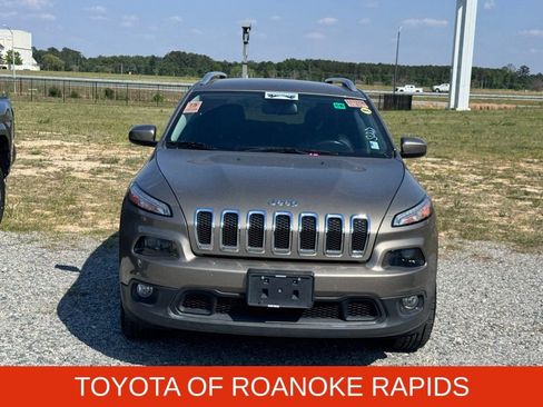Used 2017 Jeep Cherokee Latitude w/ True North Edition AWD/4WD image 2