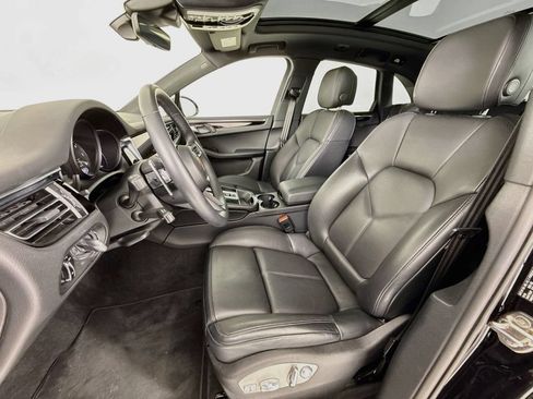 Certified 2025 Porsche Macan AWD/4WD image 5