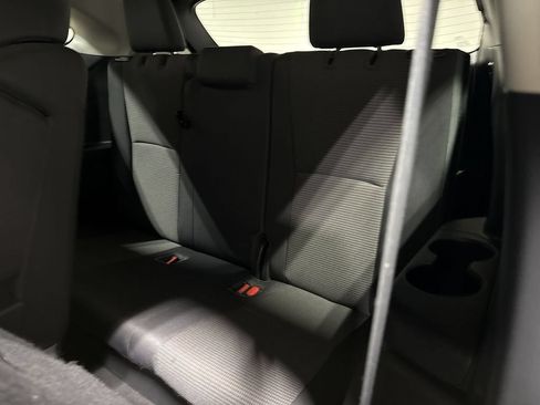 Used 2021 Toyota Highlander LE FWD image 23