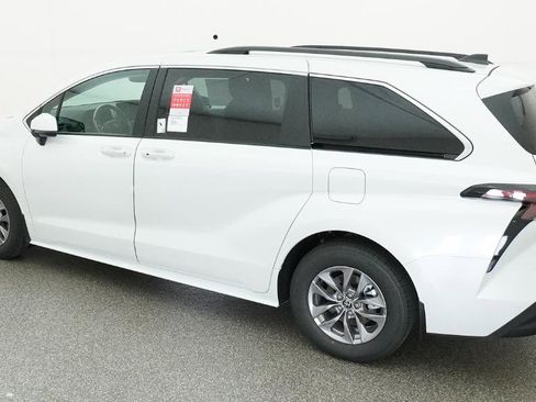 New 2026 Toyota Sienna XLE image 15