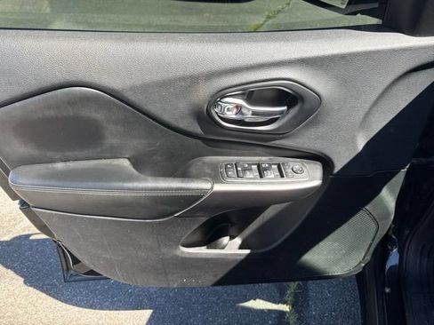 Used 2019 Jeep Cherokee Latitude Plus w/ Cold Weather Group FWD image 13