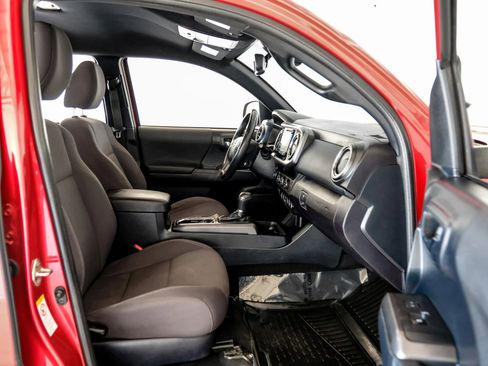 Used 2018 Toyota Tacoma TRD Sport w/ Technology Package image 29