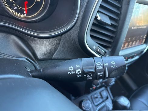 Used 2023 Jeep Cherokee Altitude Lux image 34