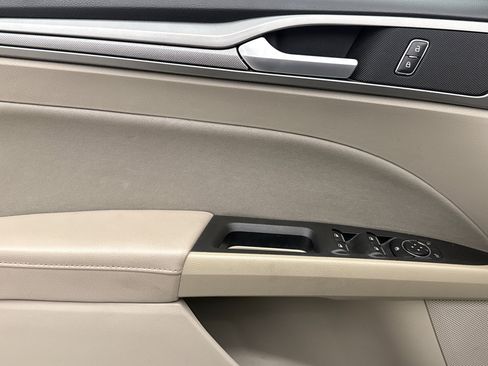 Used 2020 Ford Fusion SE FWD image 6