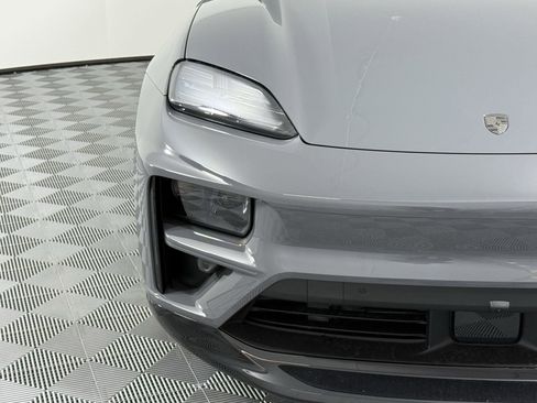Certified 2025 Porsche Macan Turbo Electric AWD/4WD image 11