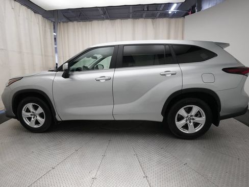 Used 2024 Toyota Highlander LE AWD/4WD image 49
