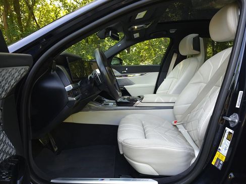 Used 2023 BMW i7 xDrive60 AWD/4WD image 12