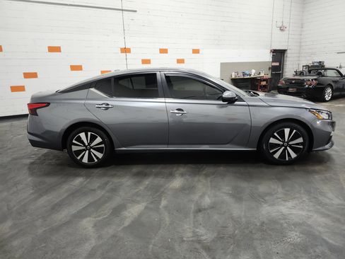 Used 2022 Nissan Altima 2.5 SV image 16
