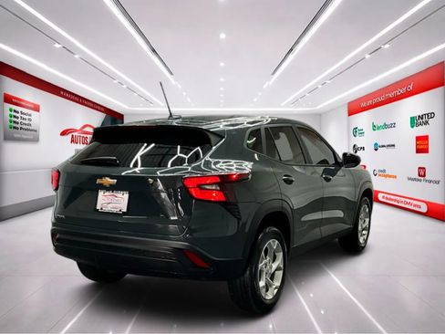 Used 2025 Chevrolet Trax LS w/ LS Convenience Package image 8