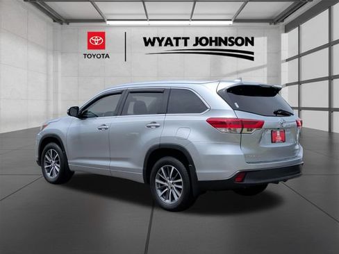 Used 2018 Toyota Highlander XLE AWD/4WD image 3