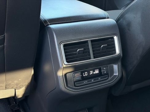 Used 2024 Volkswagen Atlas SE image 24