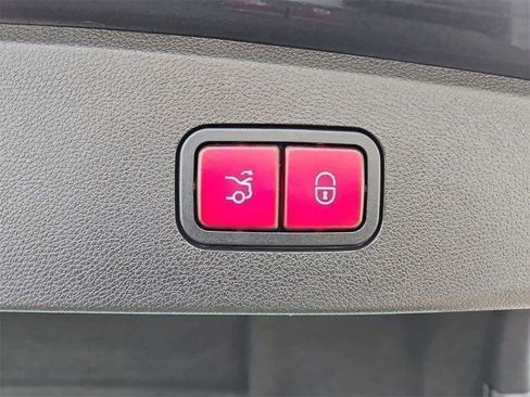 Used 2014 Mercedes-Benz E 550 4MATIC Sedan image 25