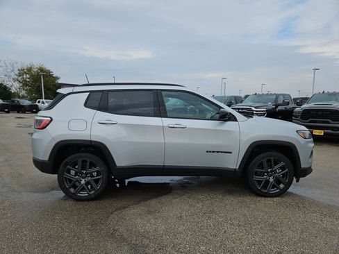 New 2026 Jeep Compass Latitude image 2