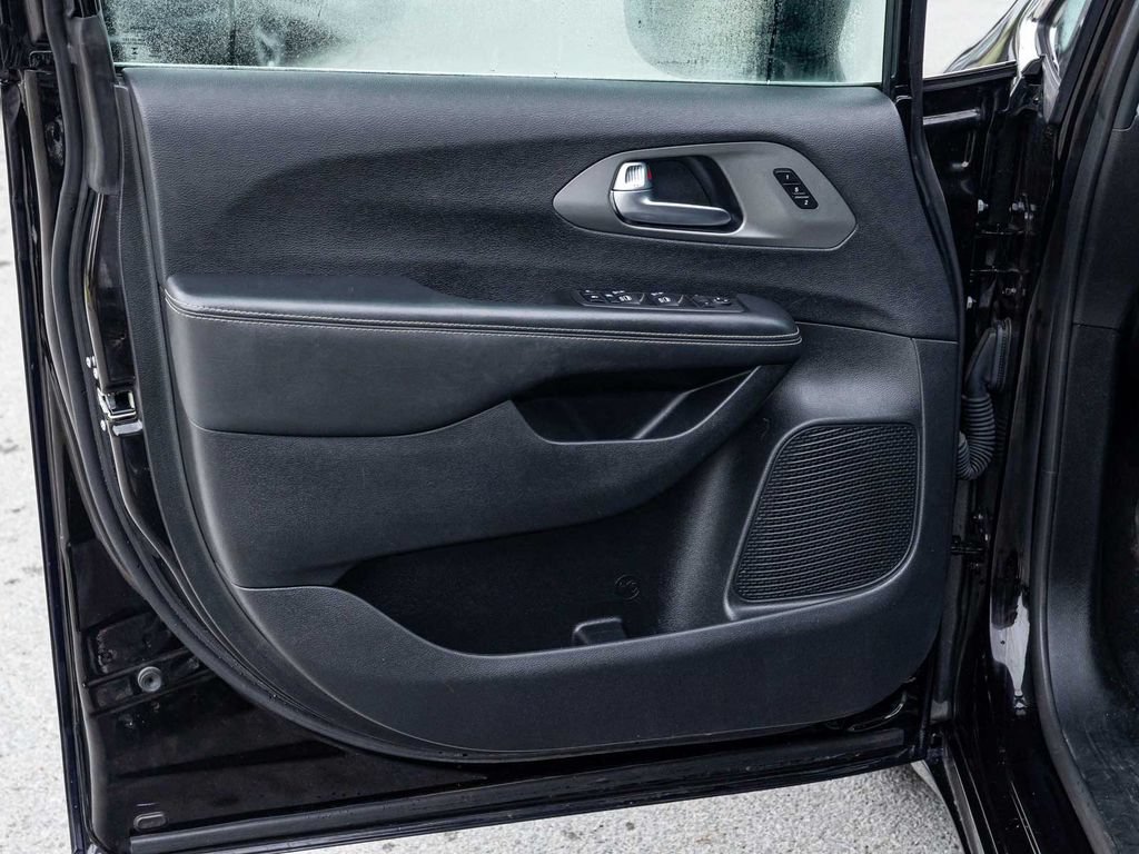 Used 2025 Chrysler Pacifica Select FWD image 11