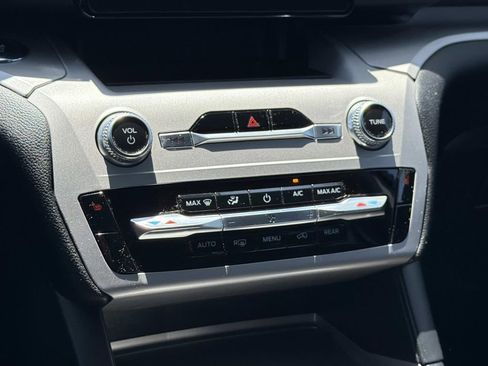 Used 2023 Ford Explorer XLT RWD image 15