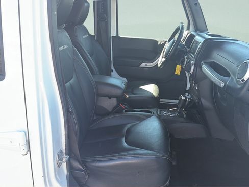 Used 2015 Jeep Wrangler Unlimited Rubicon w/ Connectivity Group AWD/4WD image 32