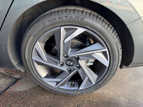 Used 2025 Hyundai Elantra Limited image 30