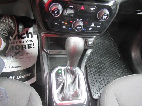 Used 2020 Jeep Renegade Altitude FWD image 23
