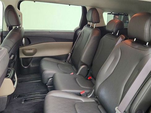 Used 2025 Kia Carnival EX FWD image 20