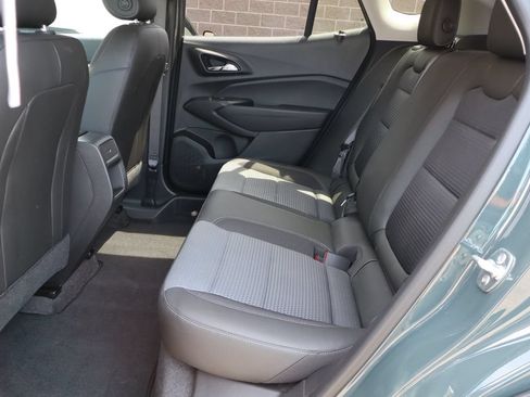 Used 2025 Chevrolet Trax LT w/ LT Convenience Package FWD image 32