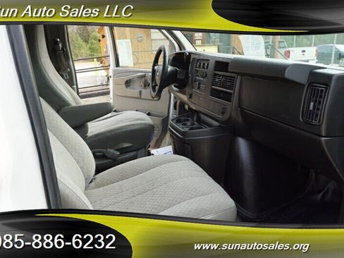 Used 2010 Chevrolet Express 1500 image 22