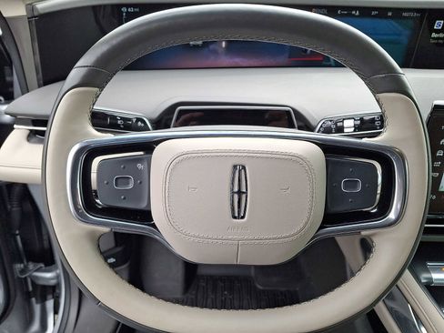 Used 2024 Lincoln Nautilus Premier image 19