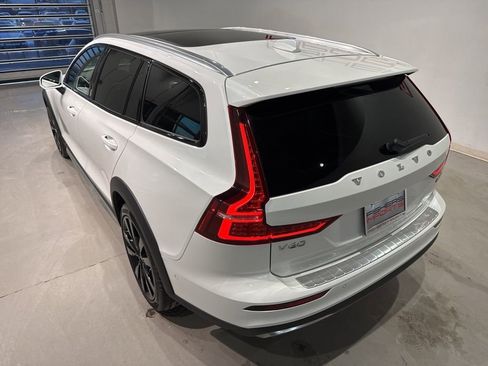 Used 2023 Volvo V60 B5 Cross Country Ultimate w/ Climate Package AWD/4WD image 9