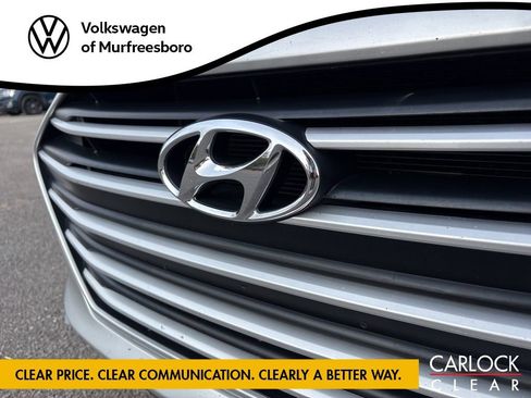 Used 2017 Hyundai Elantra SE image 11