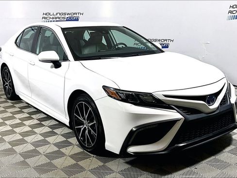Used 2024 Toyota Camry SE FWD image 3