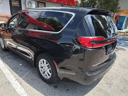 Used 2023 Chrysler Pacifica Touring-L FWD image 6
