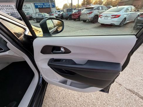 Used 2021 Chrysler Voyager Lxi image 14