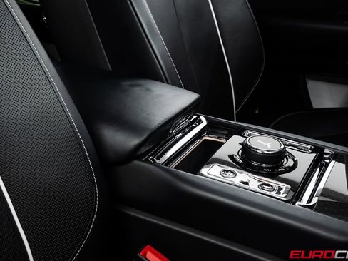 Used 2020 Rolls-Royce Cullinan Black Badge image 32