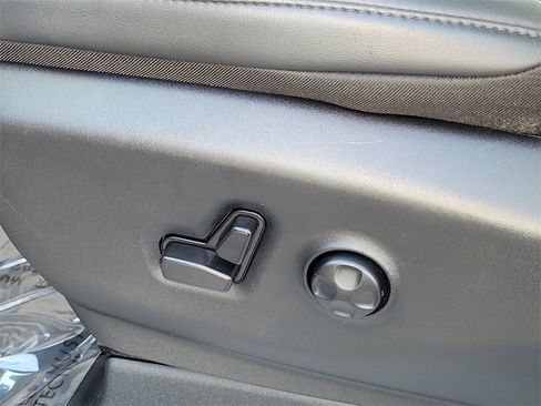 Used 2024 Chrysler Pacifica Touring-L image 18