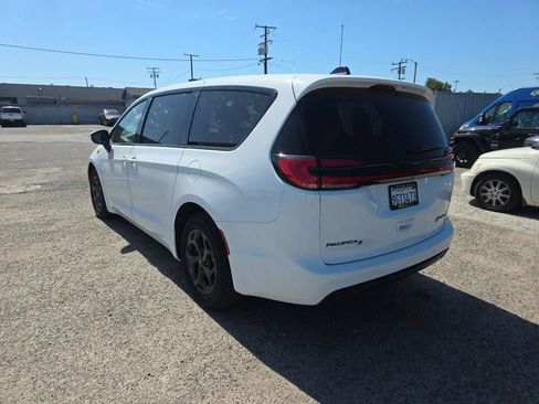 Used 2023 Chrysler Pacifica Touring-L w/ Uconnect Theater Family Group FWD image 4
