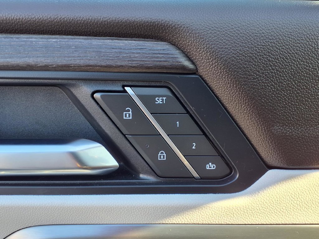 Certified 2025 GMC Acadia Denali w/ Super Cruise Package FWD image 10
