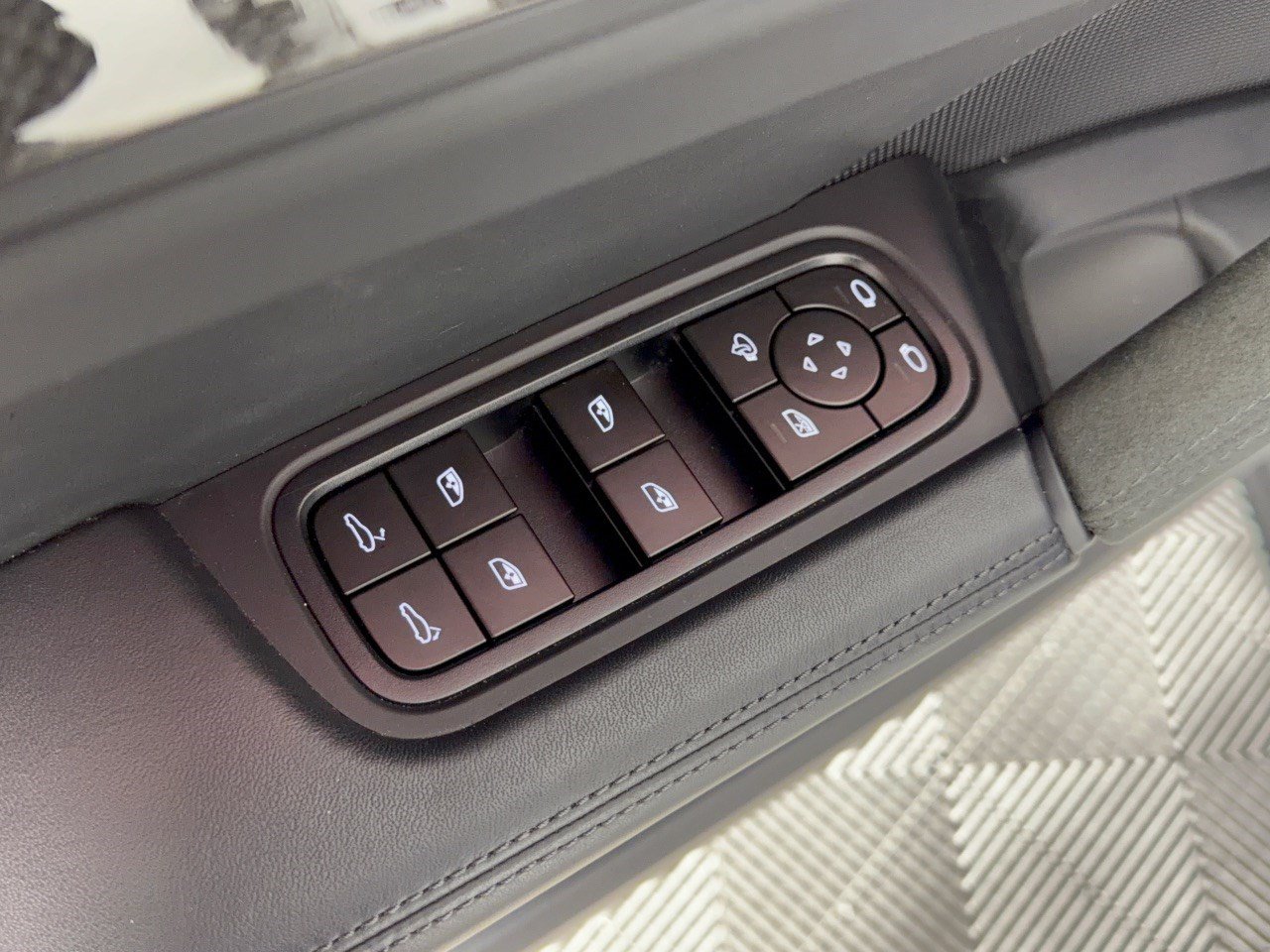 Certified 2025 Porsche Cayenne GTS AWD/4WD image 15