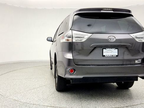 Used 2017 Toyota Sienna SE Premium FWD image 6
