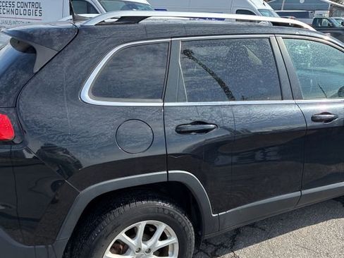 Used 2018 Jeep Cherokee Latitude w/ Cold Weather Group image 12