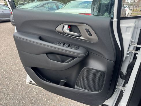 Used 2025 Chrysler Pacifica Select image 18