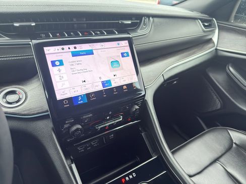 Used 2024 Jeep Grand Cherokee Limited image 21