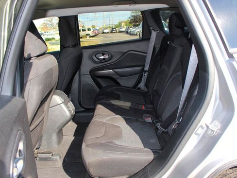 Used 2020 Jeep Cherokee Latitude FWD image 31