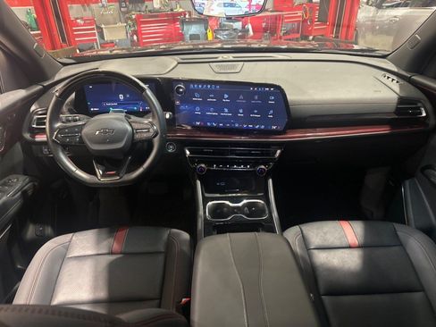 Used 2025 Chevrolet Traverse RS FWD image 42